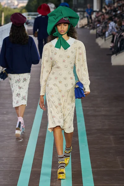 Look 48